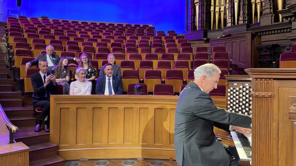 Richard-Elliott-playing-Tabernacle-organ-for-Consul-General-Fabi